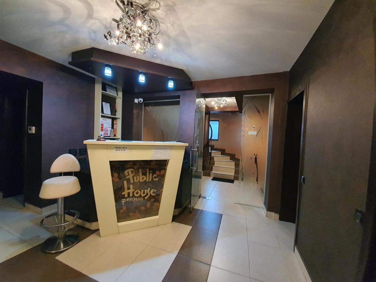 Pensiunea Public House บุชเตนี ภายนอก รูปภาพ