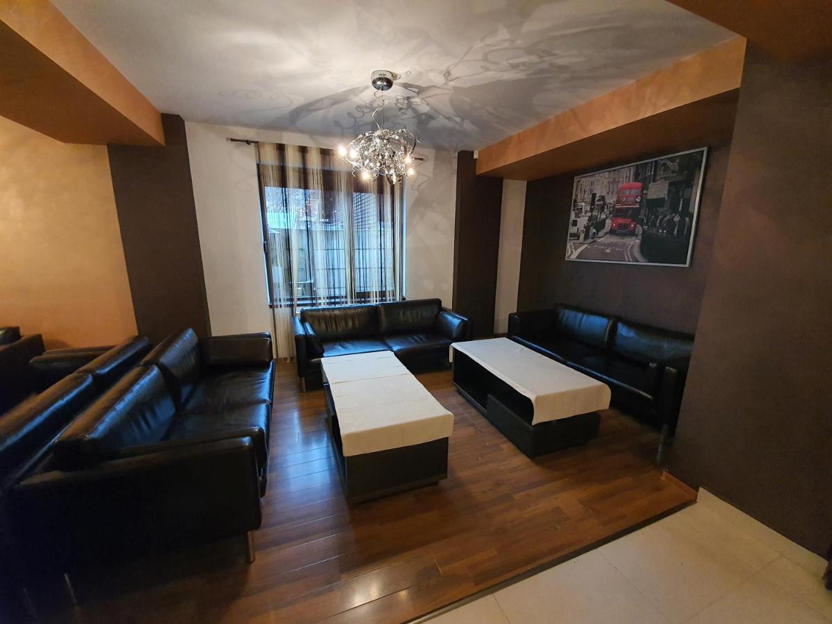 Pensiunea Public House บุชเตนี ภายนอก รูปภาพ