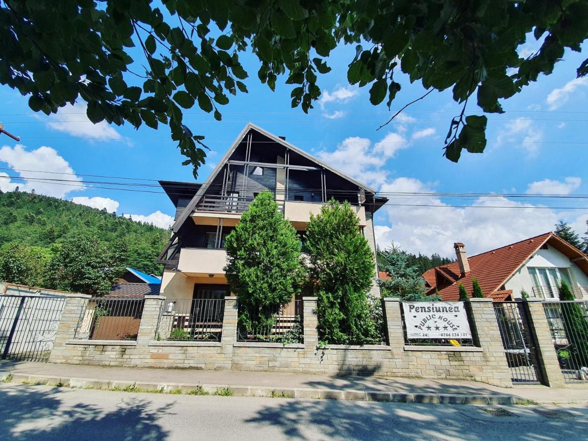 Pensiunea Public House บุชเตนี ภายนอก รูปภาพ