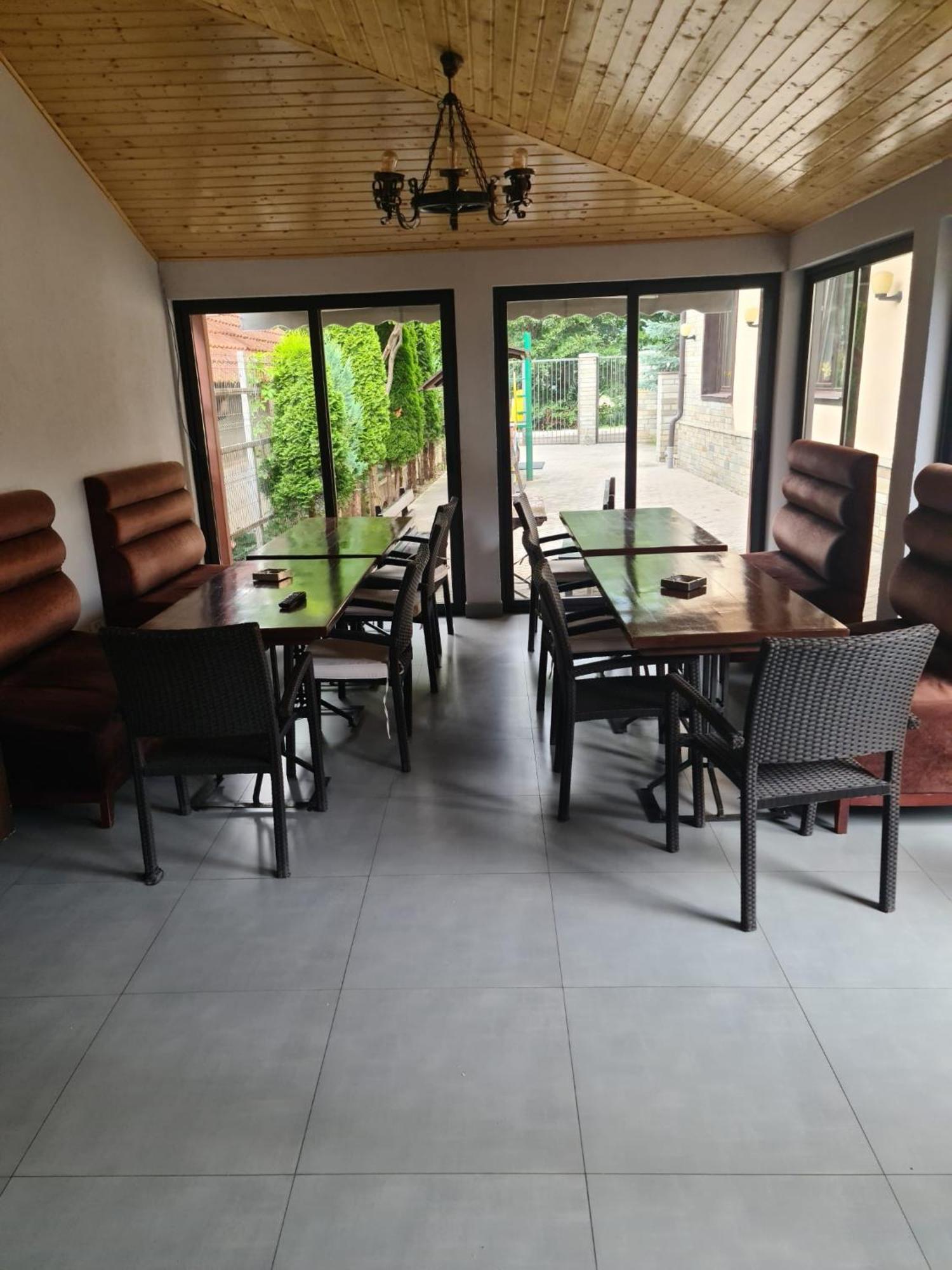 Pensiunea Public House บุชเตนี ภายนอก รูปภาพ